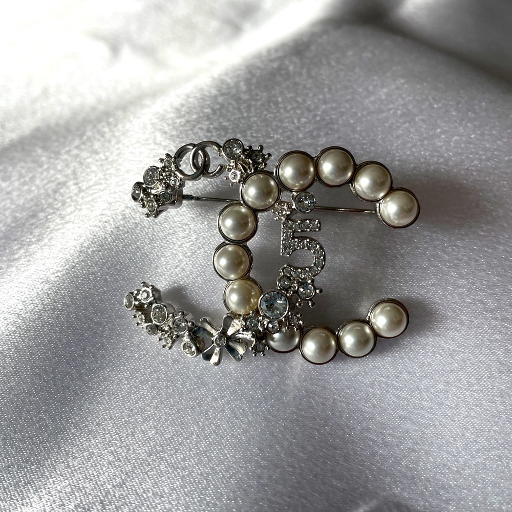 Chanel brooch, box, receipt, bag, flower and ribbon - Picture 2 of 16